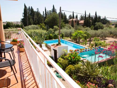 卡马尔莱斯Holiday Home Masia del Mosso by Interhome的阳台设有游泳池和植物