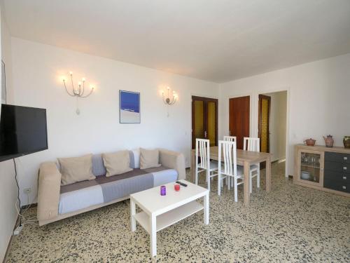 库尼特Apartment Costa Playa by Interhome的客厅配有沙发和桌子