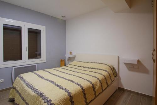 卡隆赫Club Villamar - Dumas的一间带床的卧室,位于带窗户的房间内
