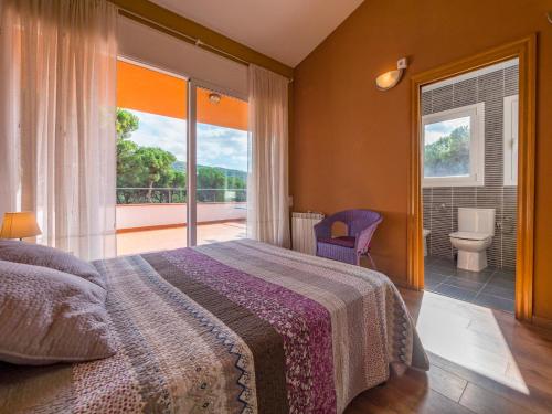 卡隆赫Club Villamar - Filipinas的一间卧室设有一张床,享有阳台的景色