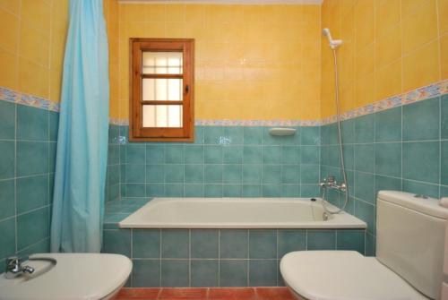 卡隆赫Club Villamar - Guayana的带浴缸、卫生间和盥洗盆的浴室