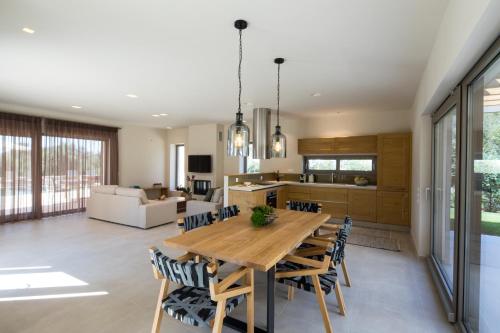 哈利库纳斯Almyra Villas的厨房以及带木桌和椅子的用餐室。