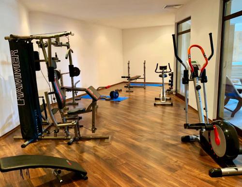 奥布佐尔Beach Apartment的一间健身房,里面设有数个健身器材