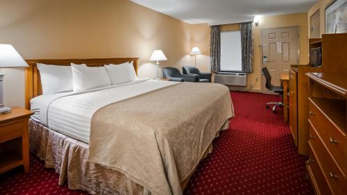 芒特艾里Bryson Inn的酒店客房设有一张大床和一张书桌。