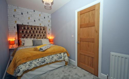 班戈Moryn. Snowdonia and Anglesey View的一间卧室配有一张床和一扇木门