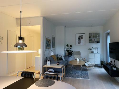 哥本哈根ApartmentInCopenhagen Apartment 1440的客厅配有沙发和桌子