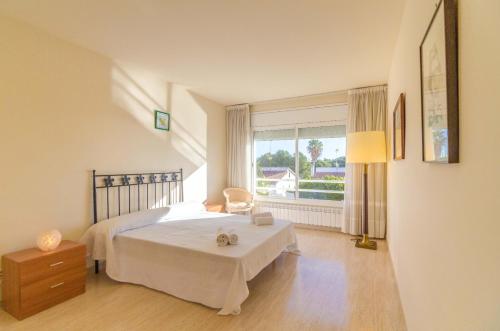 库尼特Club Villamar - Lilliput的一间卧室设有一张床和一个大窗户