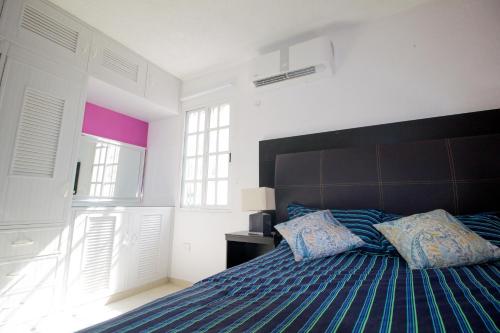 坎昆Casa Zac Nicte Mx-Habitacion IXCHEL的一间卧室配有床和两个枕头