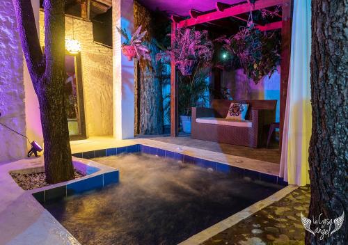 比利亚维哈Hotel Infinito La Casona的一间树木的房间和一间紫色灯光的房间