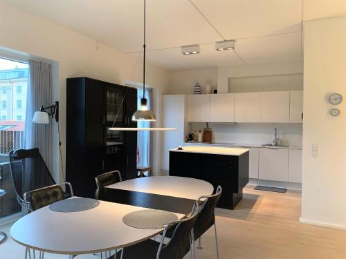 哥本哈根ApartmentInCopenhagen Apartment 1440的厨房以及带桌椅的用餐室。