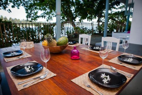 南塔拉拉塔拉拉湾海滩别墅酒店的一张木桌,上面放有盘子和酒杯