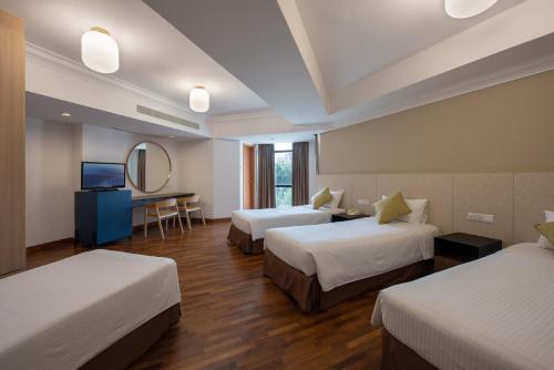 新加坡YWCA Fort Canning的酒店客房,设有两张床和镜子