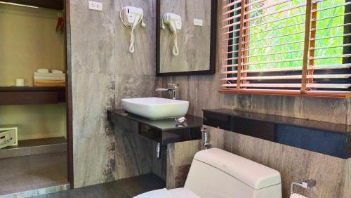 奥南海滩Aonang Hill Krabi-SHA Extra Plus的一间带水槽和卫生间的浴室