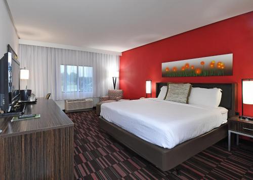 Holiday Inn Irving Las Colinas, an IHG Hotel客房内的一张或多张床位