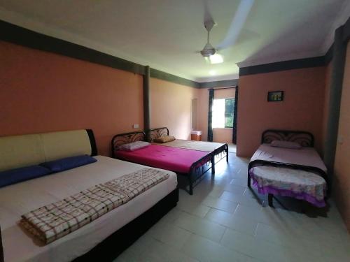 姆鲁Mulu Diana Homestay的一间卧室设有两张床和窗户。