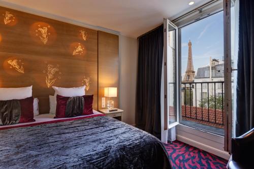 巴黎穆杰酒店的酒店客房 - 带一张床并享有艾菲尔铁塔的景色