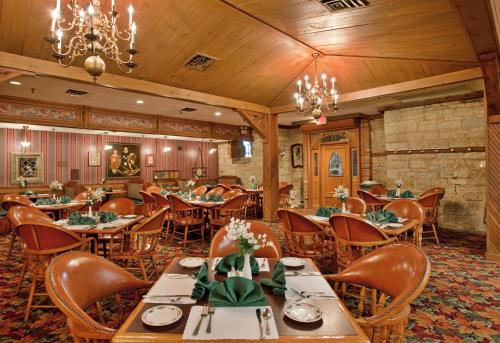 尤里卡圣路易斯六旗游乐园假日酒店的一间带桌椅和吊灯的用餐室