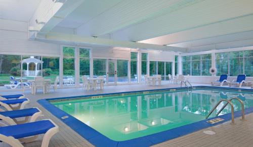 法尔茅斯科德角假日酒店内部或周边的泳池