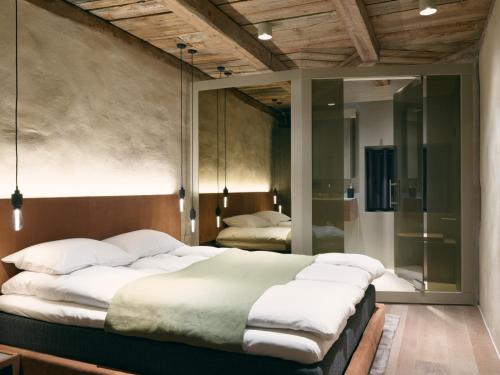 克拉格勒Tollboden Hotell - Unike Hoteller的卧室配有带白色枕头的大床