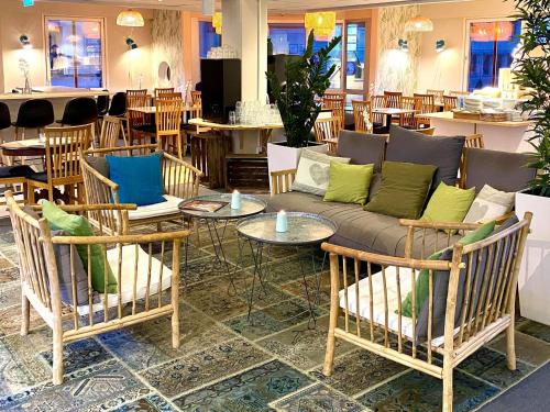 乌普萨拉乌普萨拉城居酒店 的客厅配有沙发和桌椅