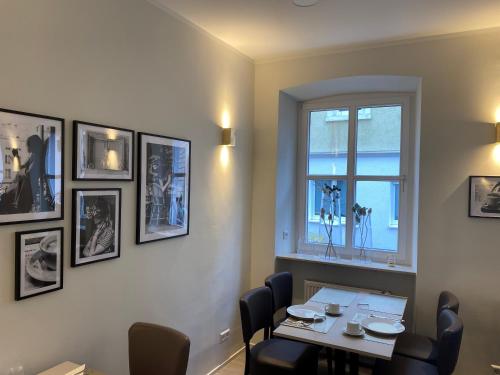 格尔梅斯海姆Hotel Quartier 8的一间带桌椅和窗户的用餐室