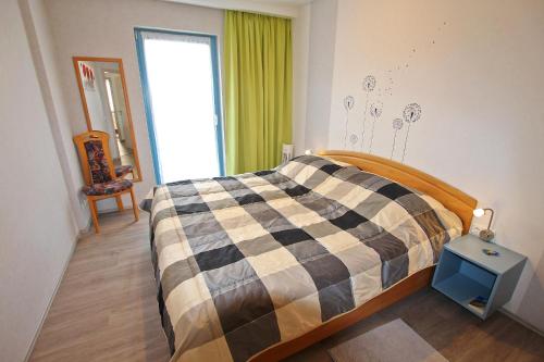 克林克Ferienwohnung Klink SEE 9521的一间卧室配有一张带 ⁇ 子毯子的床