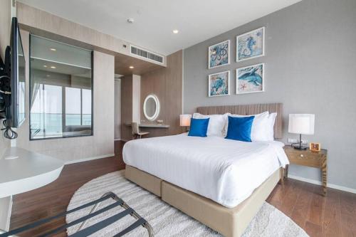 纳仲天Mövenpick Residence/Beach Access/2BR/Luxury Stay的一间卧室配有一张带蓝色枕头的大床