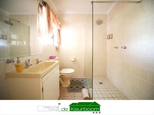 Kuilsrivier德库布姆宾馆的带淋浴、盥洗盆和卫生间的浴室