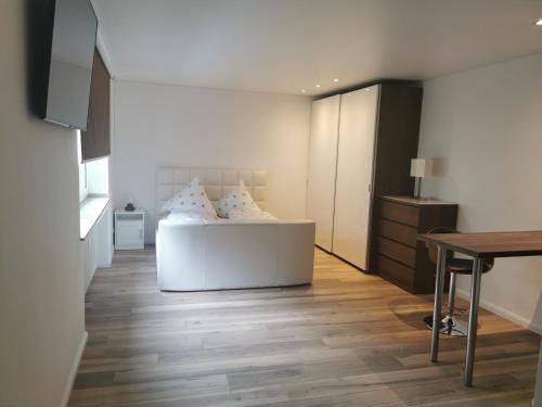 杜塞尔多夫Apartment Sofia的一间卧室配有一张床、一张桌子和一张书桌