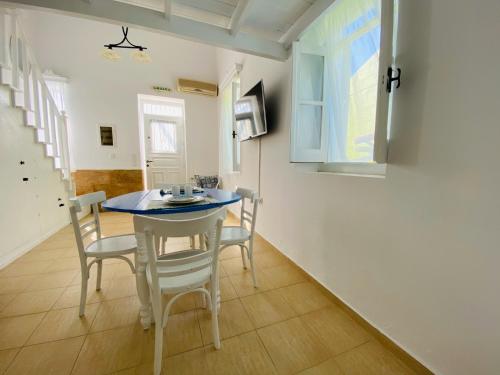 哈尔基岛Pontamos Villas的厨房以及带桌椅的用餐室。