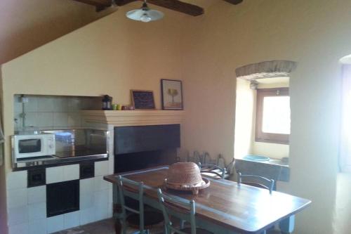 帕拉弗鲁赫尔La casita marrón的厨房配有桌子、桌子和微波炉
