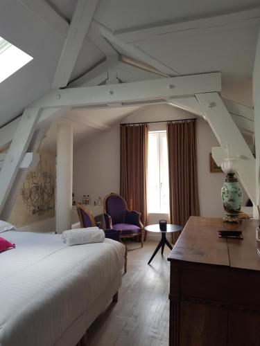 里昂chambre d'hôte Croix-Rousse的一间卧室配有一张床、一张书桌和一个窗户。
