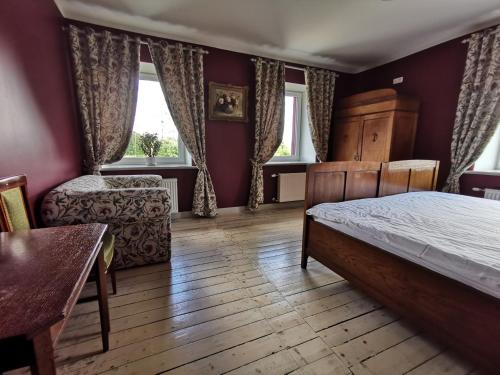 Odziena奥兹恩纳斯克罗古斯玛雅酒店的卧室配有床、桌子和窗户。