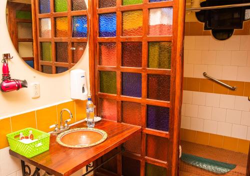 雷塔卢莱乌罗斯奎乔斯豪宅酒店的浴室配有水槽和带彩色玻璃的淋浴