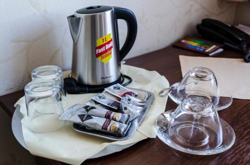 科希策洛可可酒店的木桌上的咖啡壶和玻璃杯