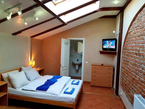 利沃夫Hotel Sun的一间卧室配有一张大床,上面有蓝色的毛巾