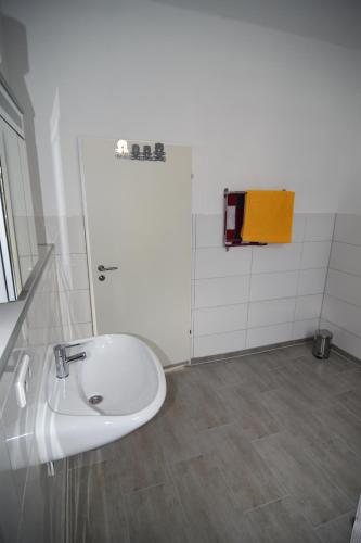 盖尔森基兴City Apartment Vohwinkel的浴室设有白色水槽和镜子