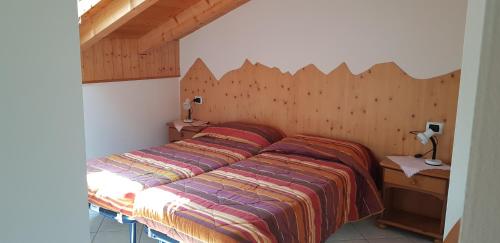 莱德罗Villa Maria Arnalda的一间卧室配有一张带木制床头板的床