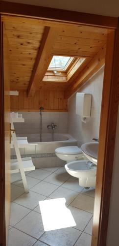 莱德罗Villa Maria Arnalda的浴室配有3个盥洗盆和浴缸。