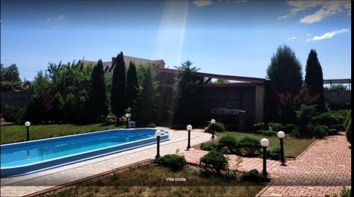 桑日卡Villa Costa的一座房子的院子内的游泳池