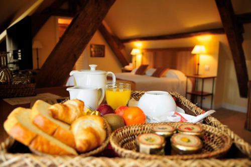 蒙福尔拉莫里Hôtel Saint-Laurent, The Originals Relais的包括面包和水果的早餐桌