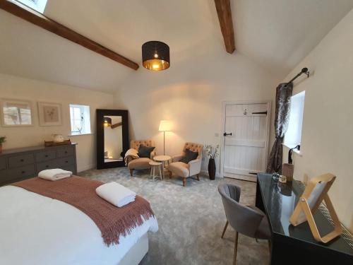 约克Host & Stay - Greengate Cottage的卧室配有一张床、一张桌子和椅子