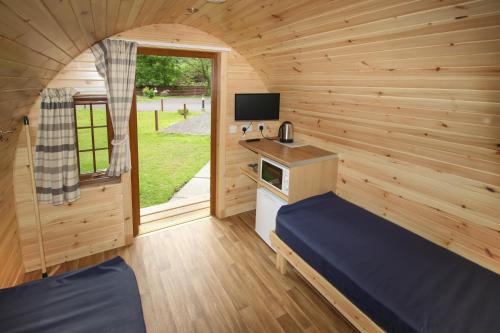 泰恩德拉姆Posh Pod的小木屋内的小房间,配有一张床