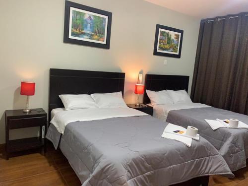 特鲁希略ORBEGOSO - Trujillo的配有2盏灯和2张床的酒店客房的2张床
