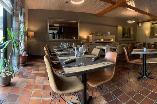 布尔格-罗伊兰德阿弗泰勒斯切克酒店的餐厅内带桌椅的用餐室