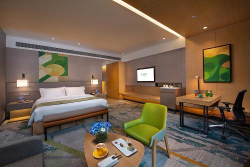 杭州空港假日酒店客房内的一张或多张床位