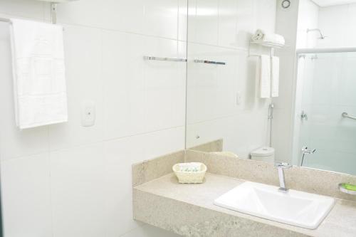 萨尔瓦多Real Classic Bahia Hotel的白色的浴室设有水槽和镜子