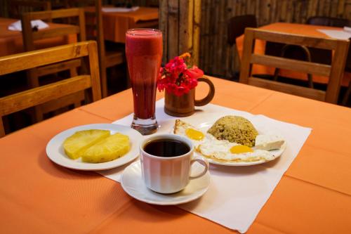 Vacas GalindoEstancia, CABAÑAS INTAG的一张桌子,上面放着两盘食物和饮料