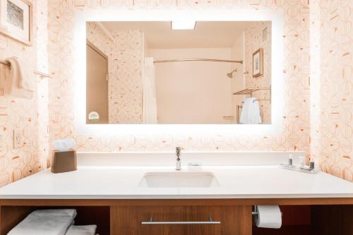 布恩Holiday Inn - Boone - University Area, an IHG Hotel的一间带水槽和大镜子的浴室