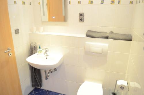 雷德斯塔德Wohnung Ahorn的白色的浴室设有水槽和卫生间。